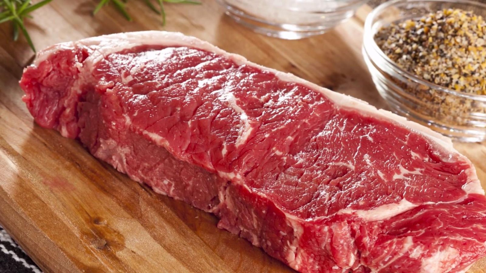 thịt bò có thể khiến vết thương lâu lành, ngoài ra dễ làm các nốt mun dễ bị thâm đen hơn
