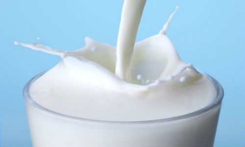 Sữa tươi không đường có công dụng gì trong làm đẹp?