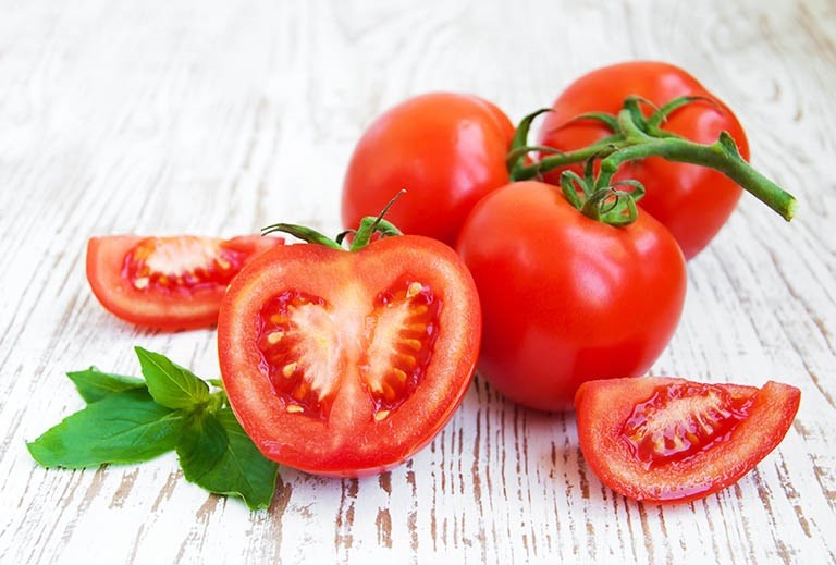 Cách trị tàn nhang bằng cà chua