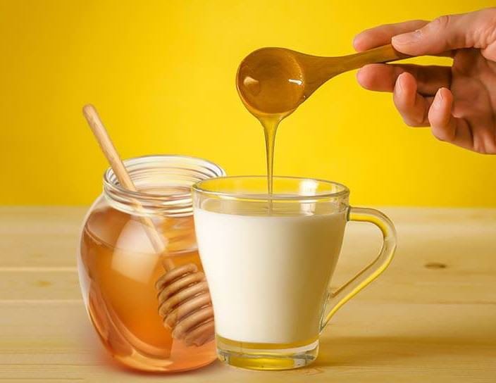 Cách uống mật ong làm đẹp da kết hợp với sữa đặc