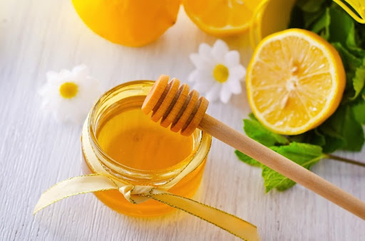 Hỗn hợp mật ong + nước cốt chanh - nguyên liệu giúp se khít lỗ chân lông hiệu quả