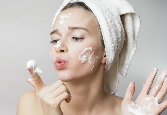 Sử dụng sữa rửa mặt để làm sạch da