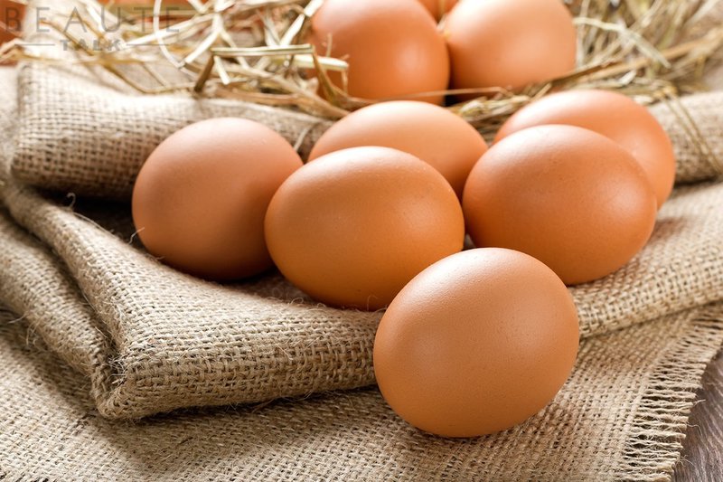 ăn trứng gà giúp hỗ trợ vòng 1 nảy nở tốt hơn.