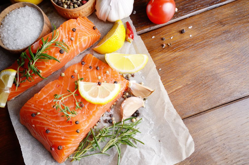 Cá hồi rất giàu axit béo omega-3 làm giảm viêm, ngăn ngừa khô da và tránh ung thư da