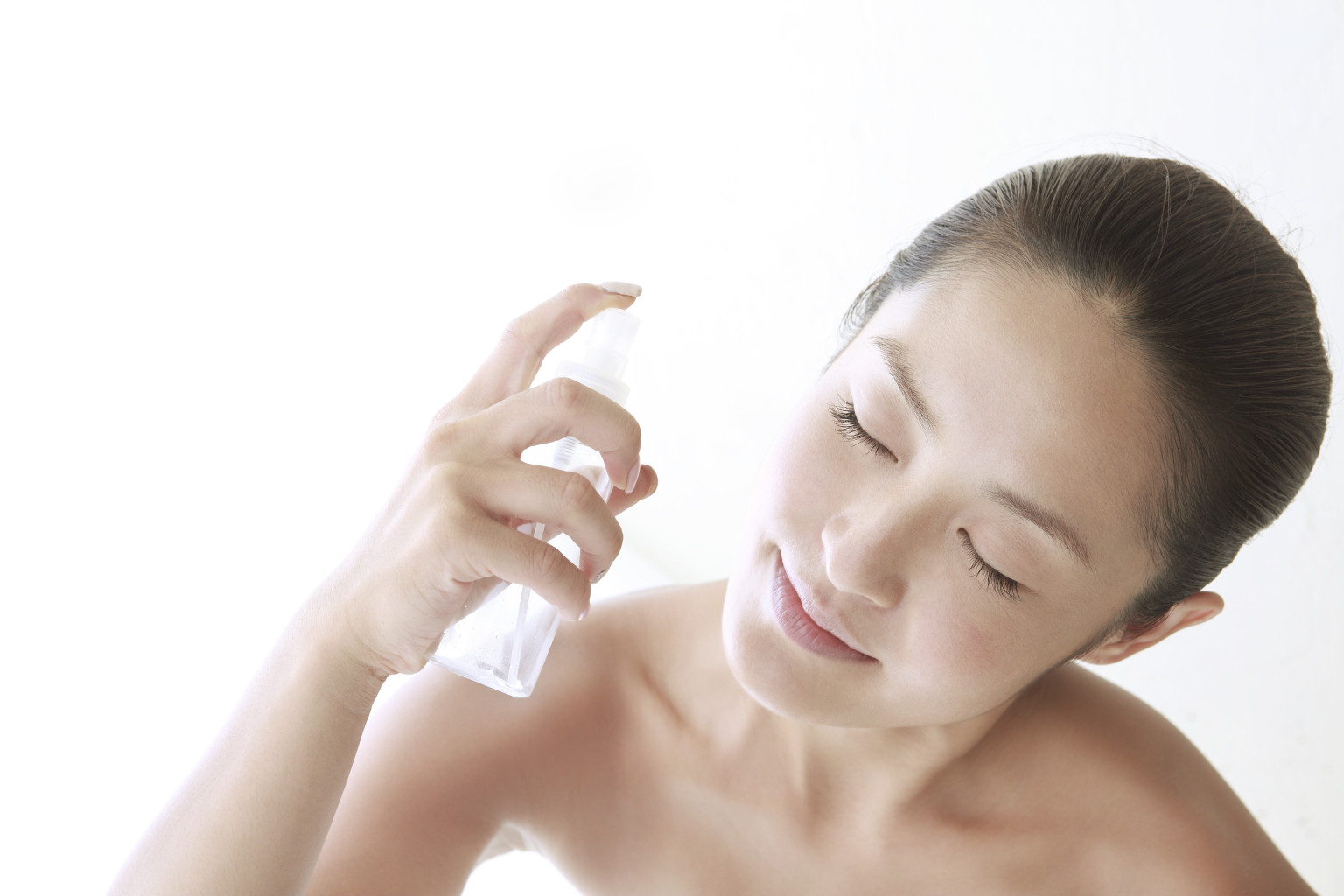 Cách chăm sóc da nhạy cảm hữu ích từ nước hoa hồng giúp se khít lỗ chân lông, cải thiện làn da nhạy cảm