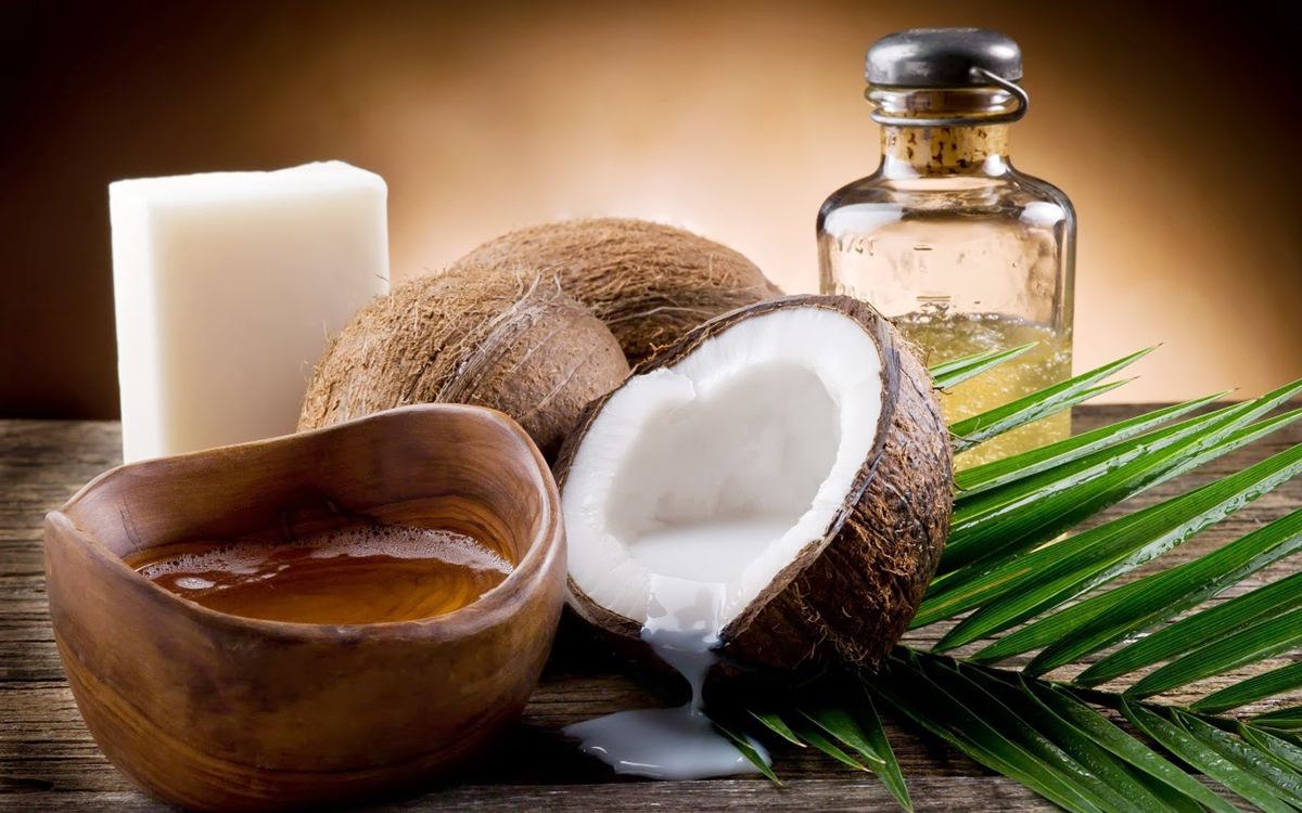 Cách chăm sóc da mặt nhạy cảm với dầu dừa giúp làn da mềm mịn