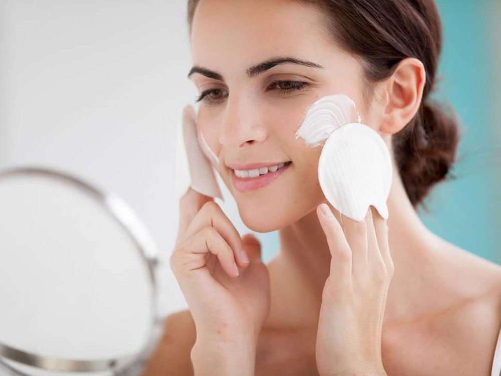 tẩy trang trước khi đi ngủ là bước quan trọng nhất trong chăm sóc da bị mụn