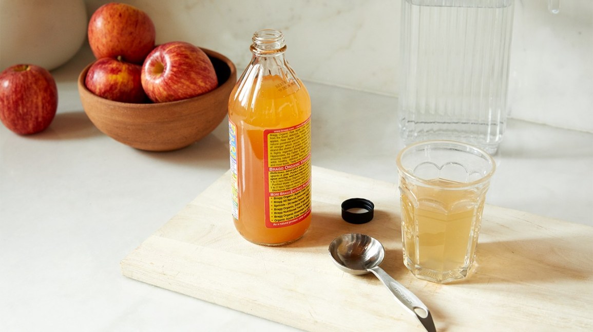 Được làm bằng cách lên men rượu táo, giấm táo có thể khá hiệu quả trong việc giảm mụn và làm dịu vết mẩn đỏ
