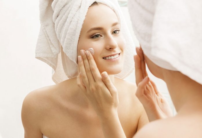 Chăm sóc da mặt sau sinh bằng kem chống nắng sẽ giảm tác động của các tác nhân gây vấn đề về da