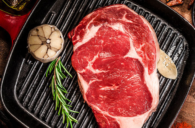 Thịt bò là một nguồn protein chất lượng cao và Protein giúp xây dựng collagen và chống lão hóa da