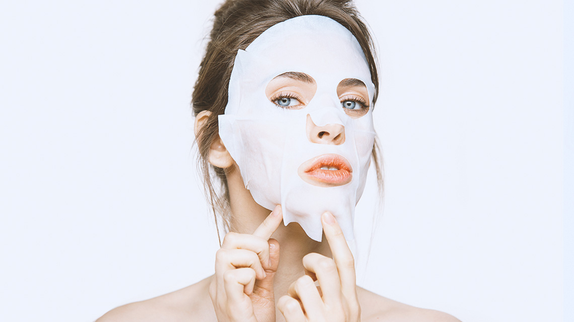 Mặt nạ chứa nhiều nước là một nguồn hiệu quả hơn để sản phẩm chăm sóc da thẩm thấu sâu vào da.