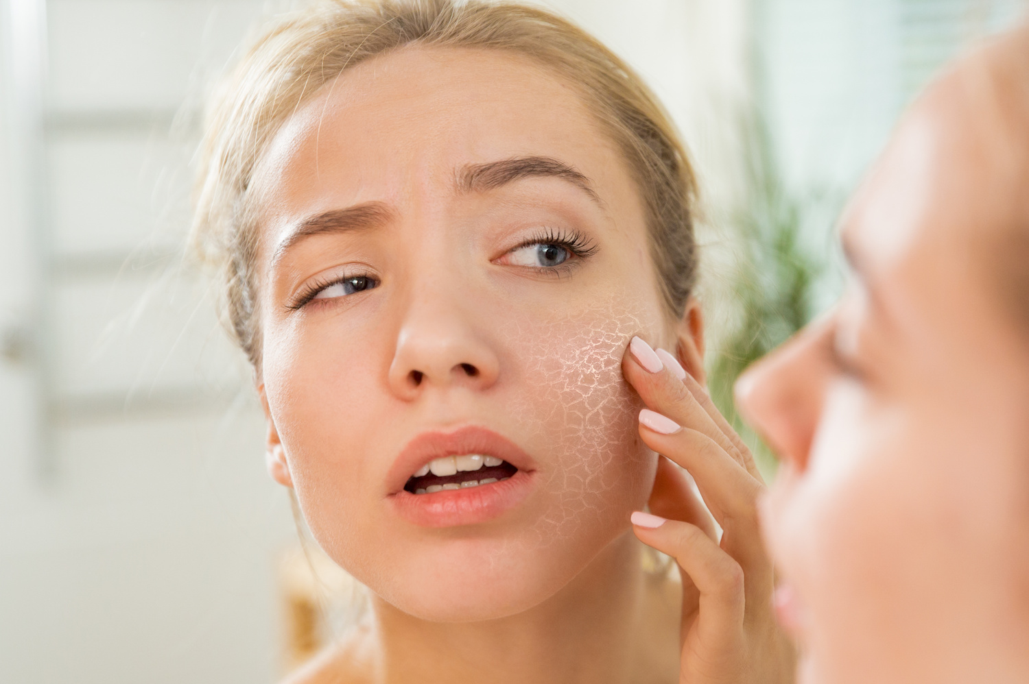 Da khô cần được cấp ẩm thường xuyên để da được mềm mịn, trẻ khỏe