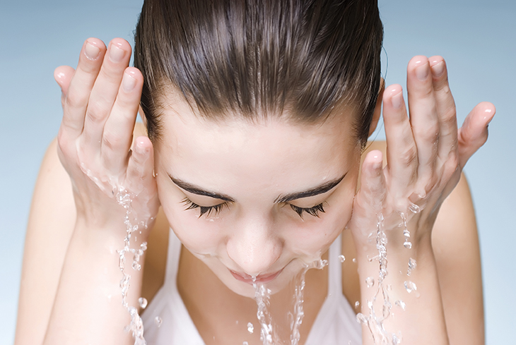 Dung dịch nước muối chăm sóc da mặt mụn tốt giúp làm sạch da và trị mụn ngay tại nhà