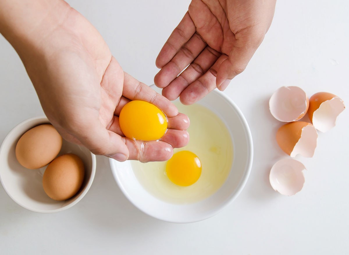 Lòng đỏ trứng rất giàu lecithin, một chất làm mềm giúp dưỡng da.