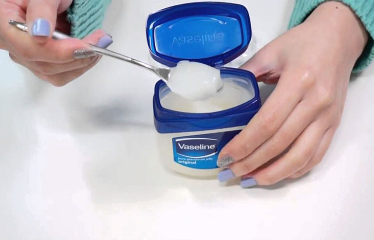 Vaseline có đặc tính giữ ẩm mạnh mẽ cho da
