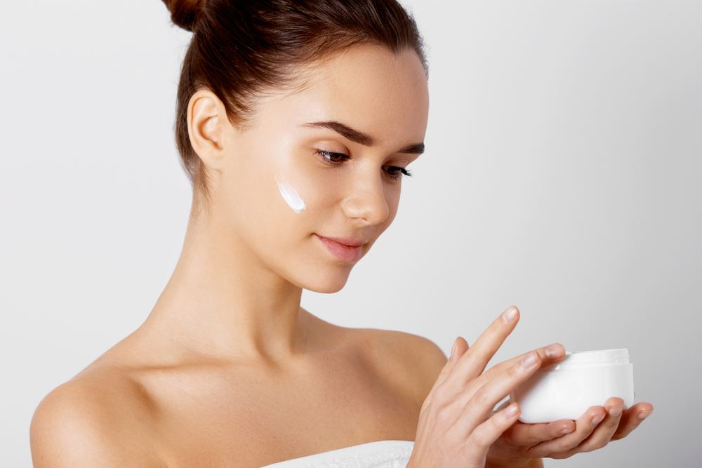 Các sản phẩm chăm sóc da mặt giúp dưỡng ẩm và hạn chế tình trạng da bị khô