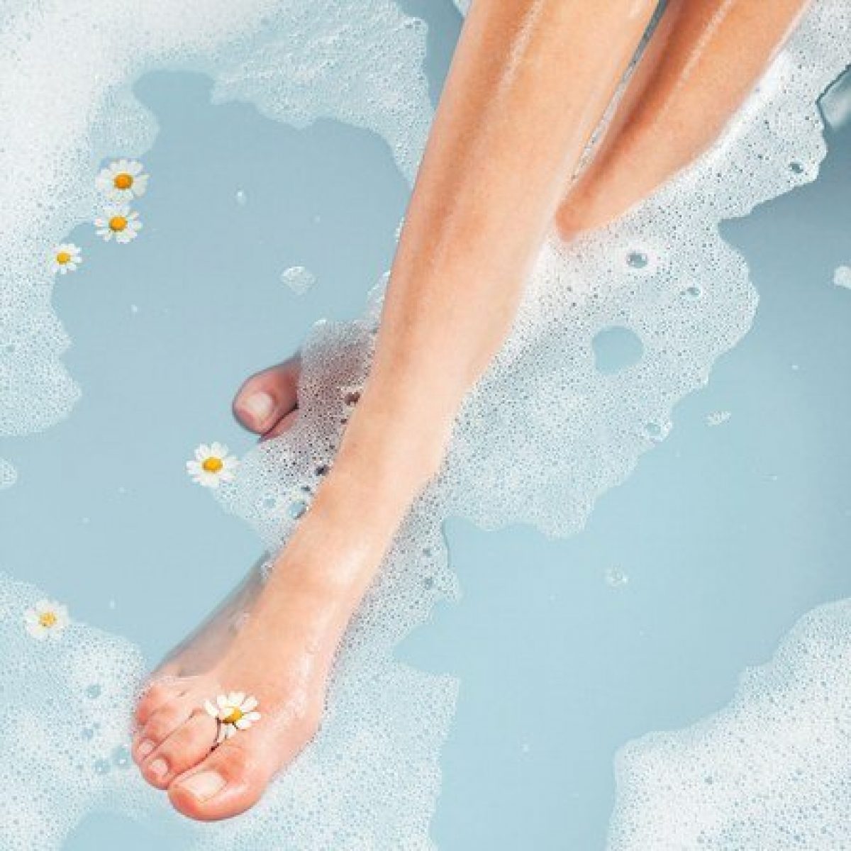 Hãy rửa thật sạch vùng da chân vừa bôi kem tẩy lông