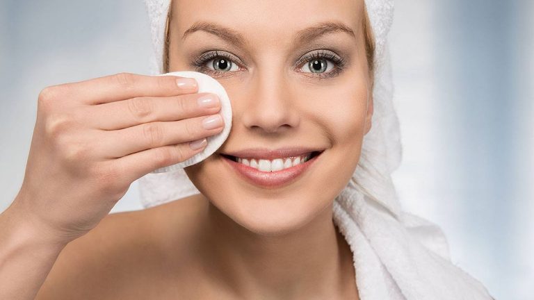 Làm sạch da mặt đúng cách không thể thiếu bước tẩy trang giúp lỗ chân lông thông thoáng