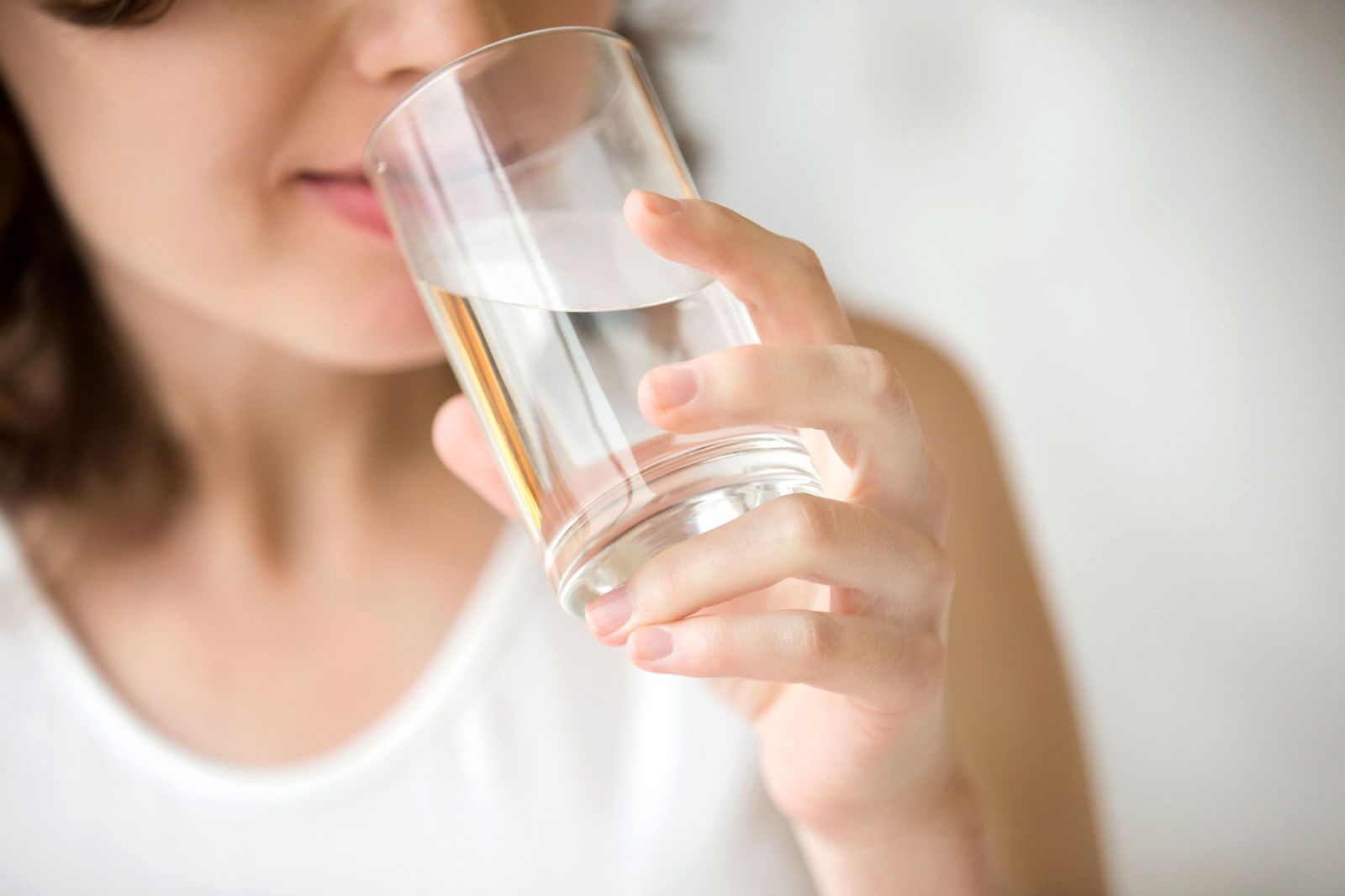 Người uống nhiều nước sẽ có làn da trẻ trung, căng bóng và sáng hơn người uống ít nước đấy.