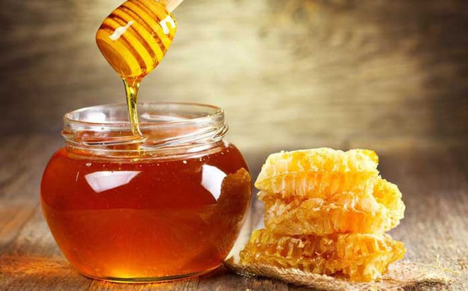 Mật ong là phương pháp phổ biến không những đẹp da mà còn trị mụn dưới cằm