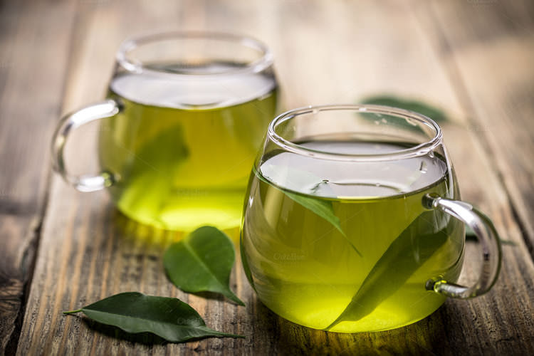 Uống nước trà xanh hay bôi nước trà xanh lên mặt sẽ giúp da mịn màng, sáng đẹp hơn