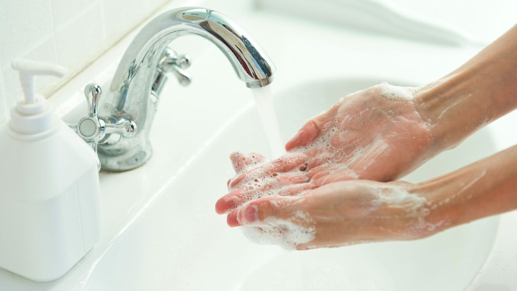 Rửa sạch tay trước khi rửa mặt