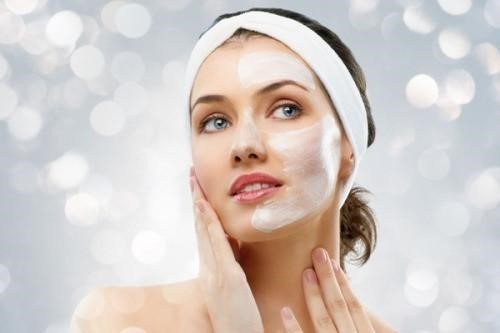 Rửa mặt giúp làm sạch các vết bẩn, bã nhờn trên da