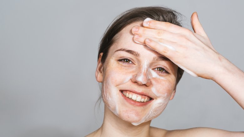 Sử dụng sữa rửa mặt dịu nhẹ cho da sạch mà không bị khô