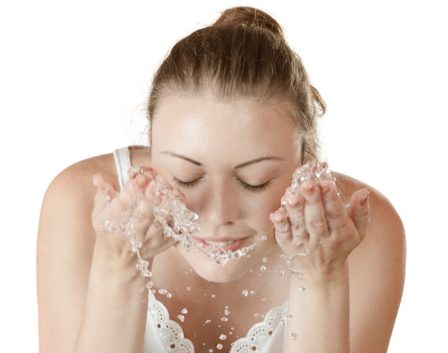 Rửa mặt bằng nước ấm để da được bảo vệ tốt nhất