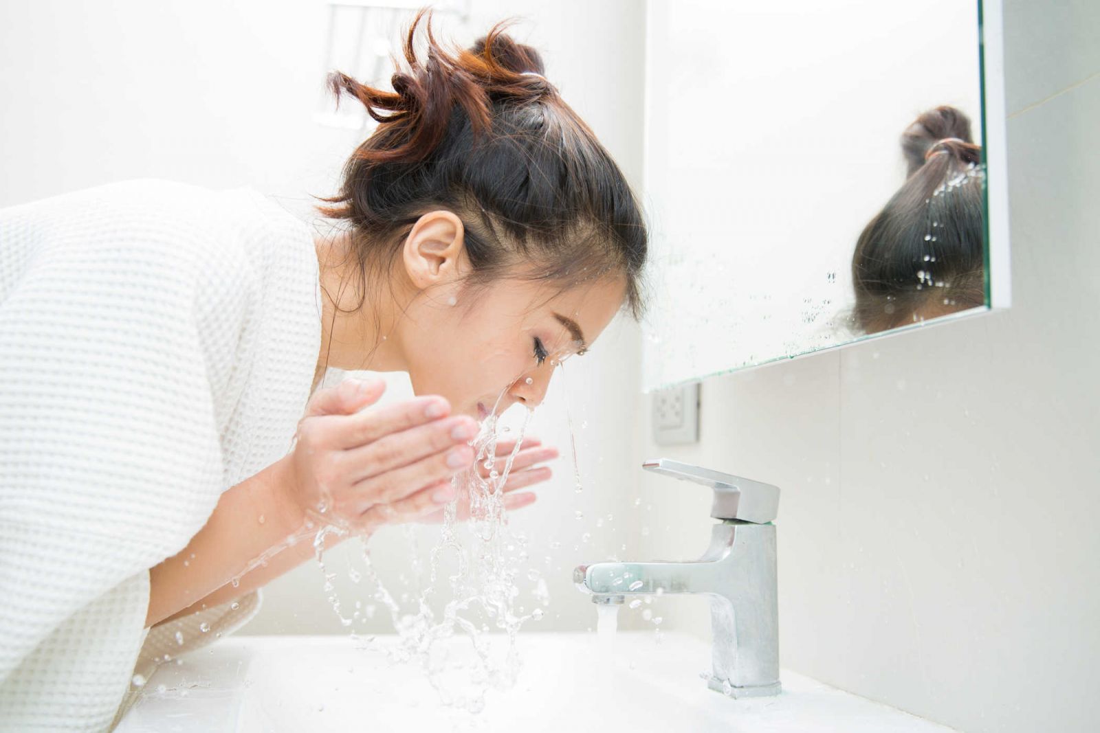 rửa mặt quá thường xuyên không tốt cho người bị mụn