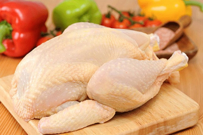 Nặn mụn ăn gà sẽ khiến cho làn da bị ngứa, sưng tấy và khó chịu