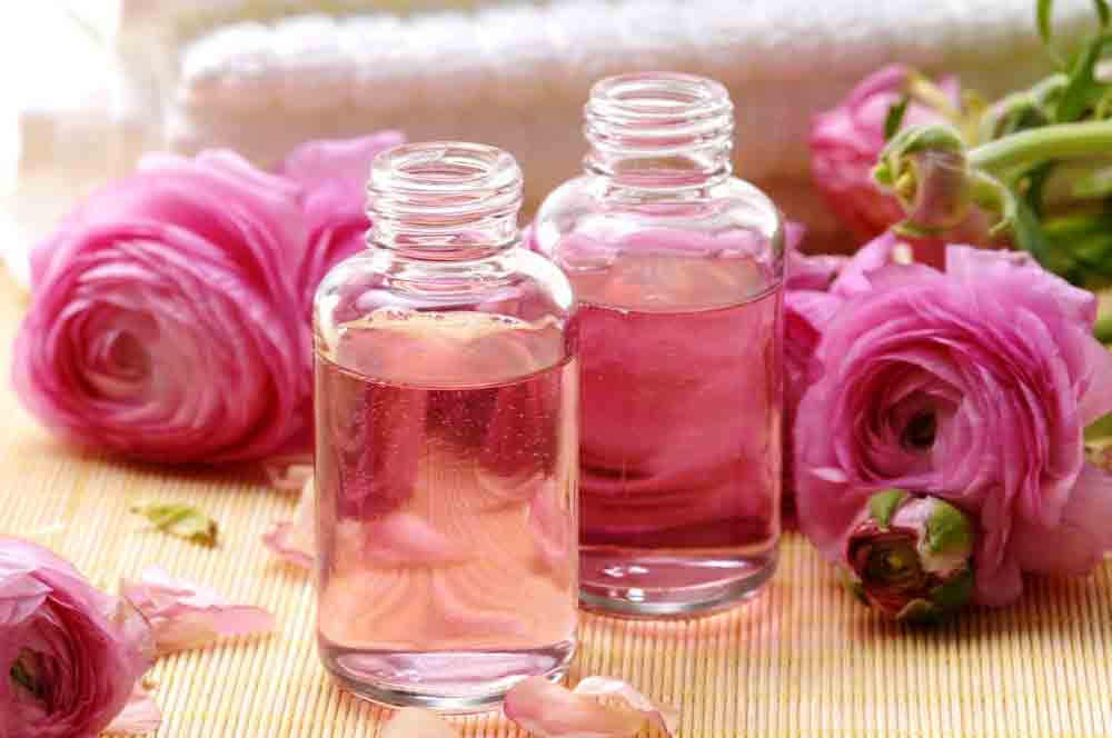 Sử dụng nước hoa hồng mỗi ngày là cách chăm sóc da tại nhà tốt nhất để se khít lỗ chân lông