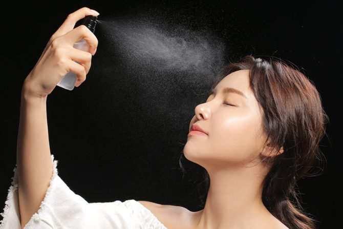 Sử dụng xịt khoáng mỗi ngày giúp làn da cung cấp độ ẩm cần thiết, làm đẹp mặt nhanh chóng