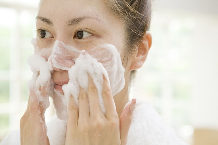 Làm sạch da với sữa rửa mặt không làm căng da