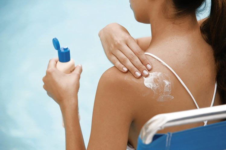 Kem chống nắng sẽ không giúp loại bỏ các vết tàn nhang hiện có, nhưng nó giúp ngăn ngừa những vết tàn nhang mới
