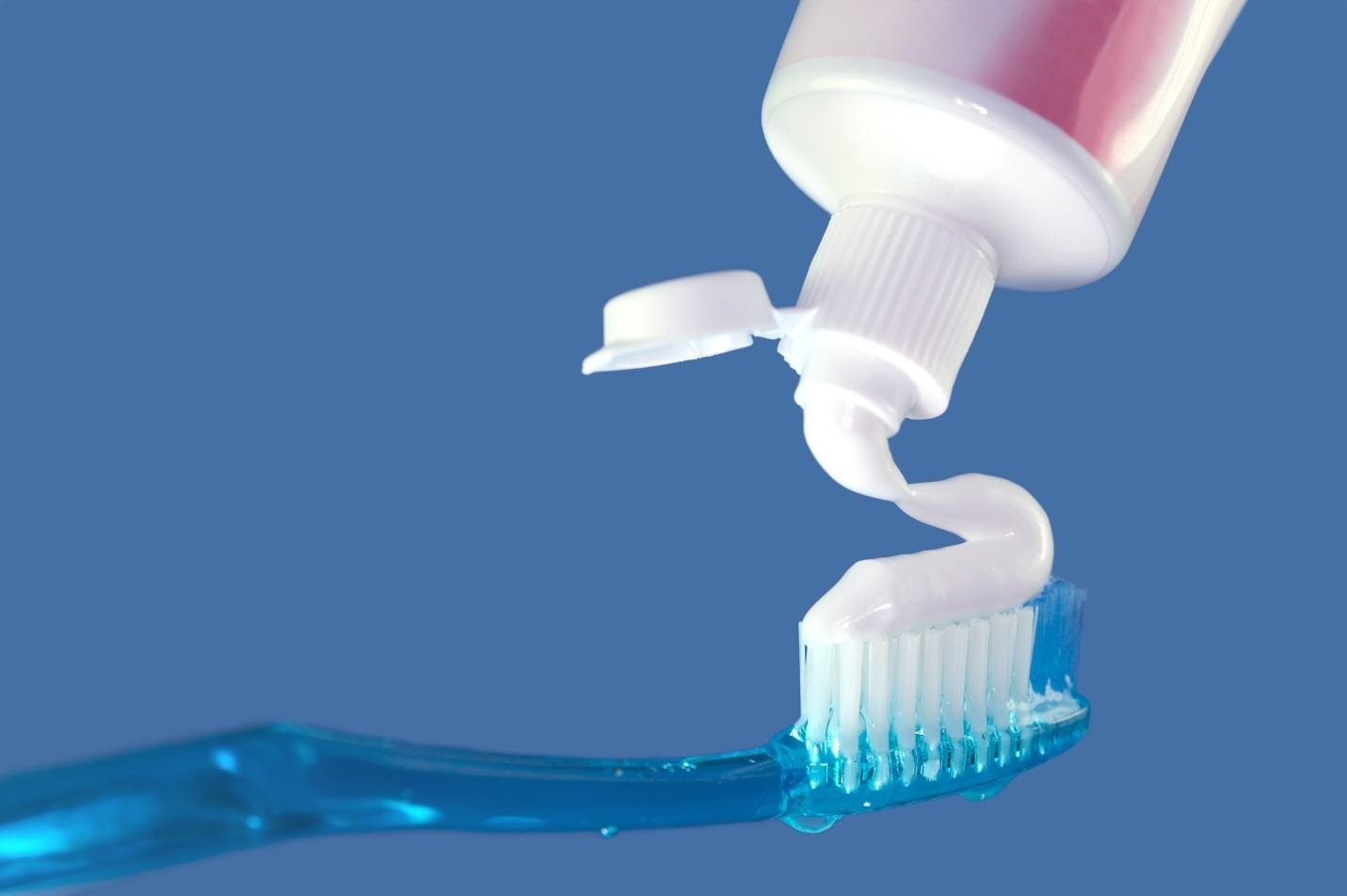 Ngoài các công dụng trên, kem đánh răng còn có tác dụng triệt lông chân rất hiệu quả.
