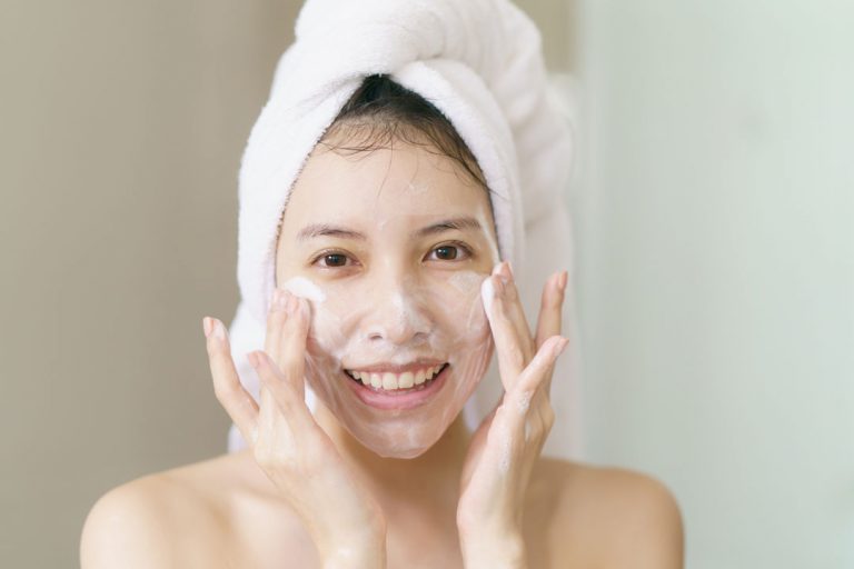 Tuyệt đối không dùng nước nóng để áp dụng cách chăm sóc da mặt mụn