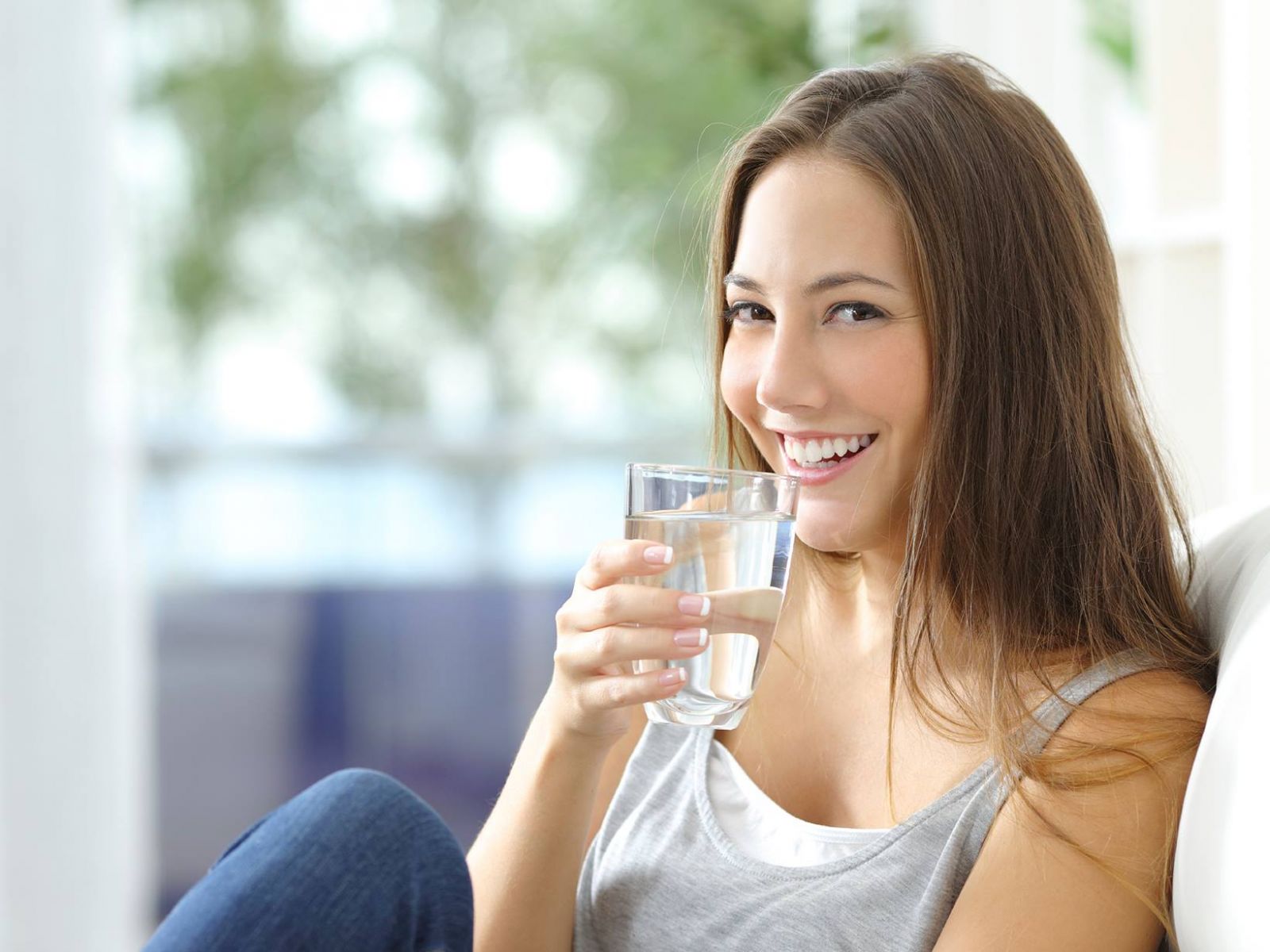Uống nước là cách làm đẹp da đơn giản nhưng vô cùng hiệu quả