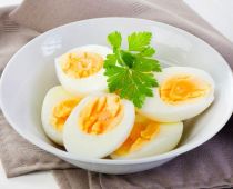 Nặn mụn có nên ăn trứng? Ăn như thế nào là đúng?
