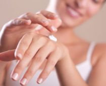 Tip nhỏ mỗi ngày: Cách chăm sóc da tay mềm mại