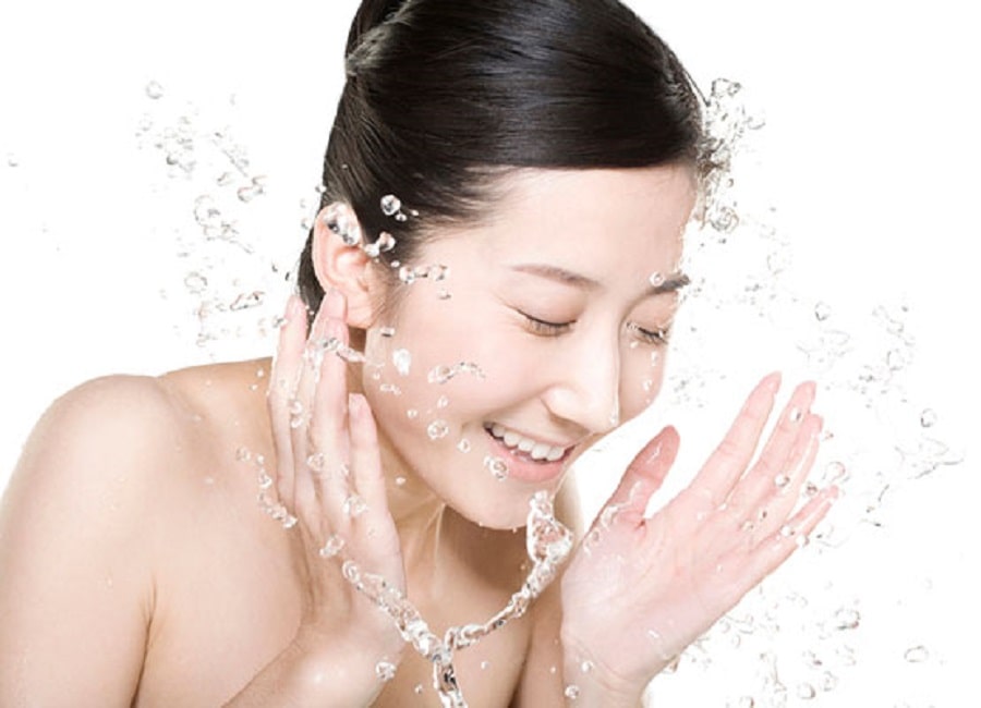 Làm sạch da rất quan trọng trước khi bạn tiến hành nặn mụn
